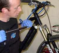 Adjusting the air pressure in a suspension fork